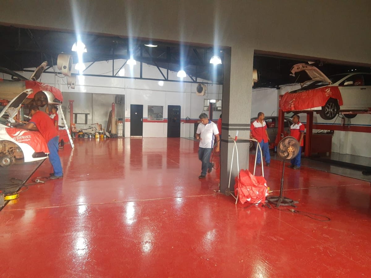 Área de serviço da Auto France, com elevadores e piso vermelho, no SOF Sul, Guará