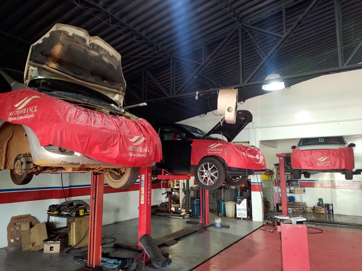 Carros franceses nos elevadores da oficina Auto France, no Guará, em Brasília